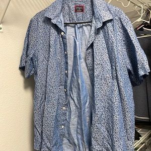 Untuckit blue short sleeve shirt size Large